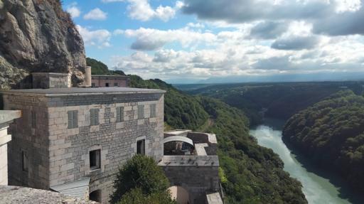 Au bureau on dit pas Gauche / Droite mais Fleuve / Falaise