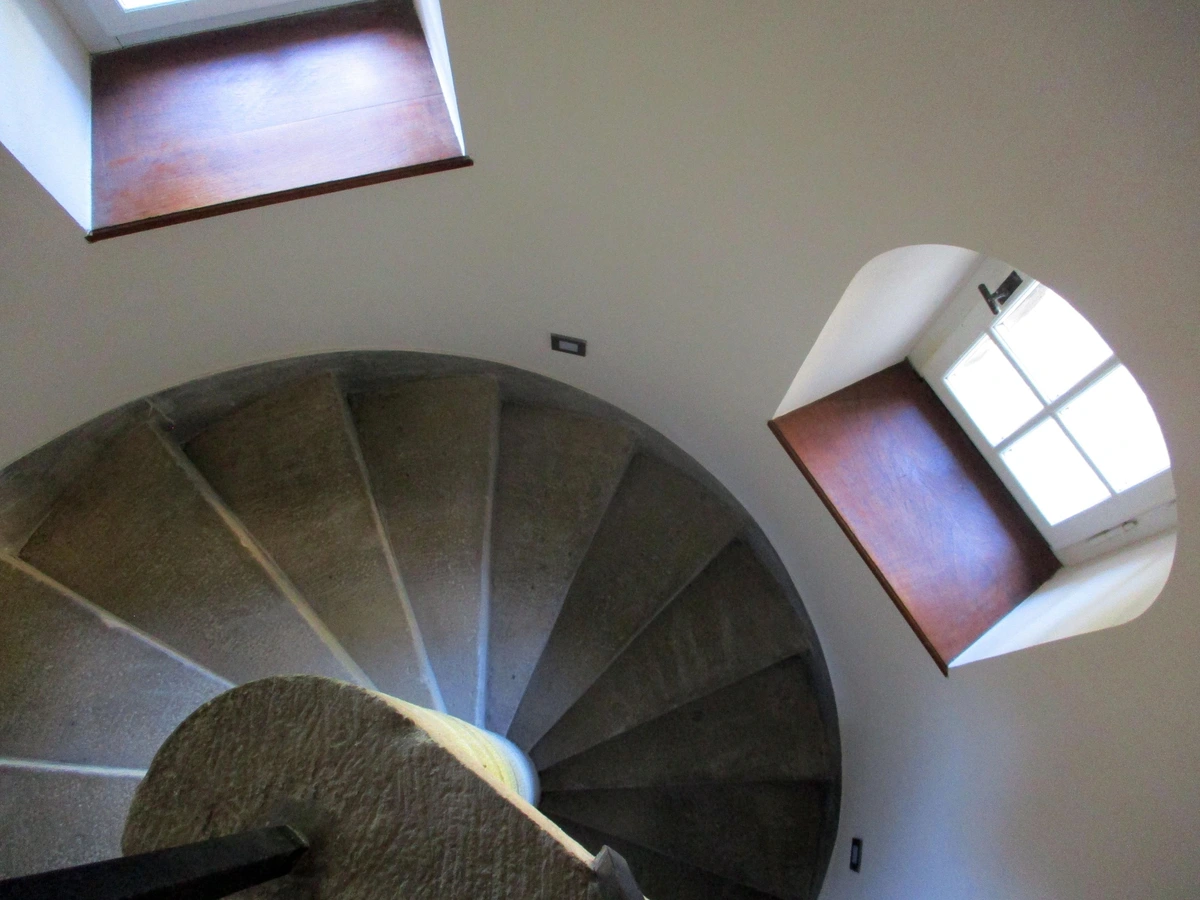 L'escalier en colimaçon menant de l'hôtellerie au jardin intérieur. 

The spiral staircase leading from the hotel to the interior garden.