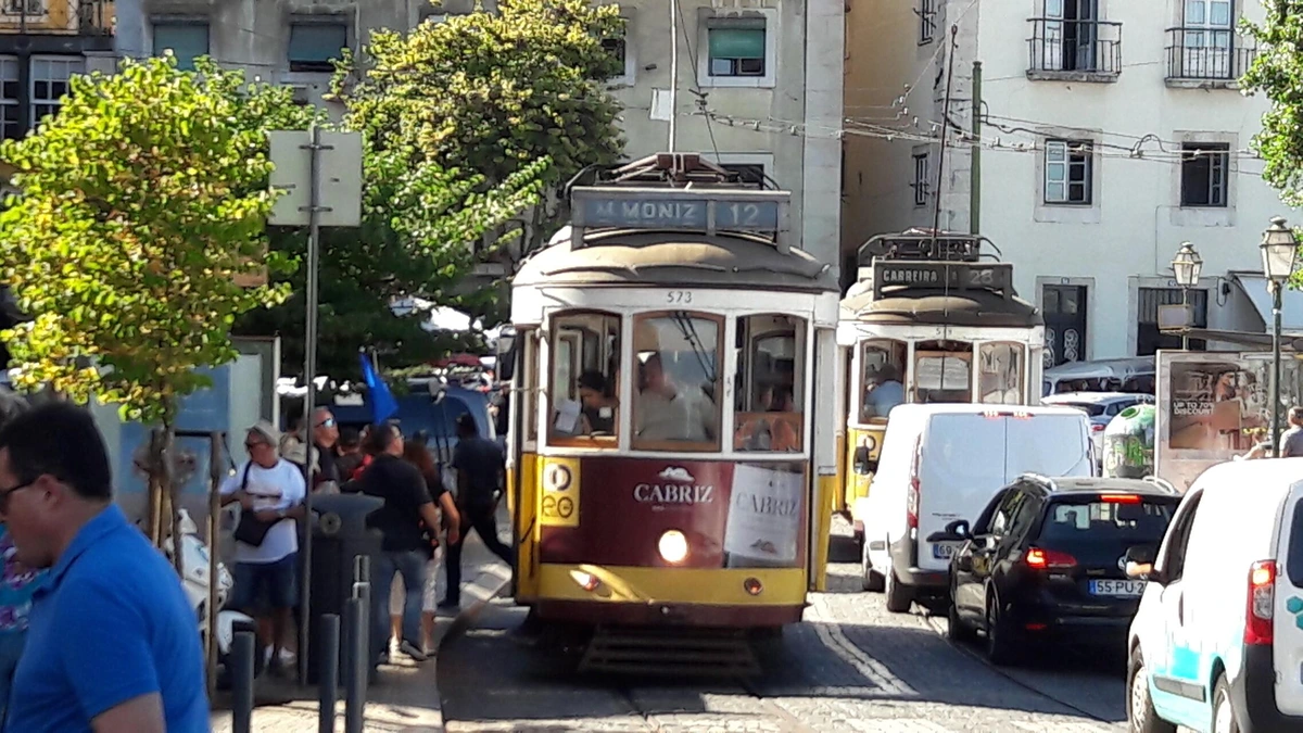 Le tramway jaune de Lisbonne au Portugal, vu de face et venant vers nous.