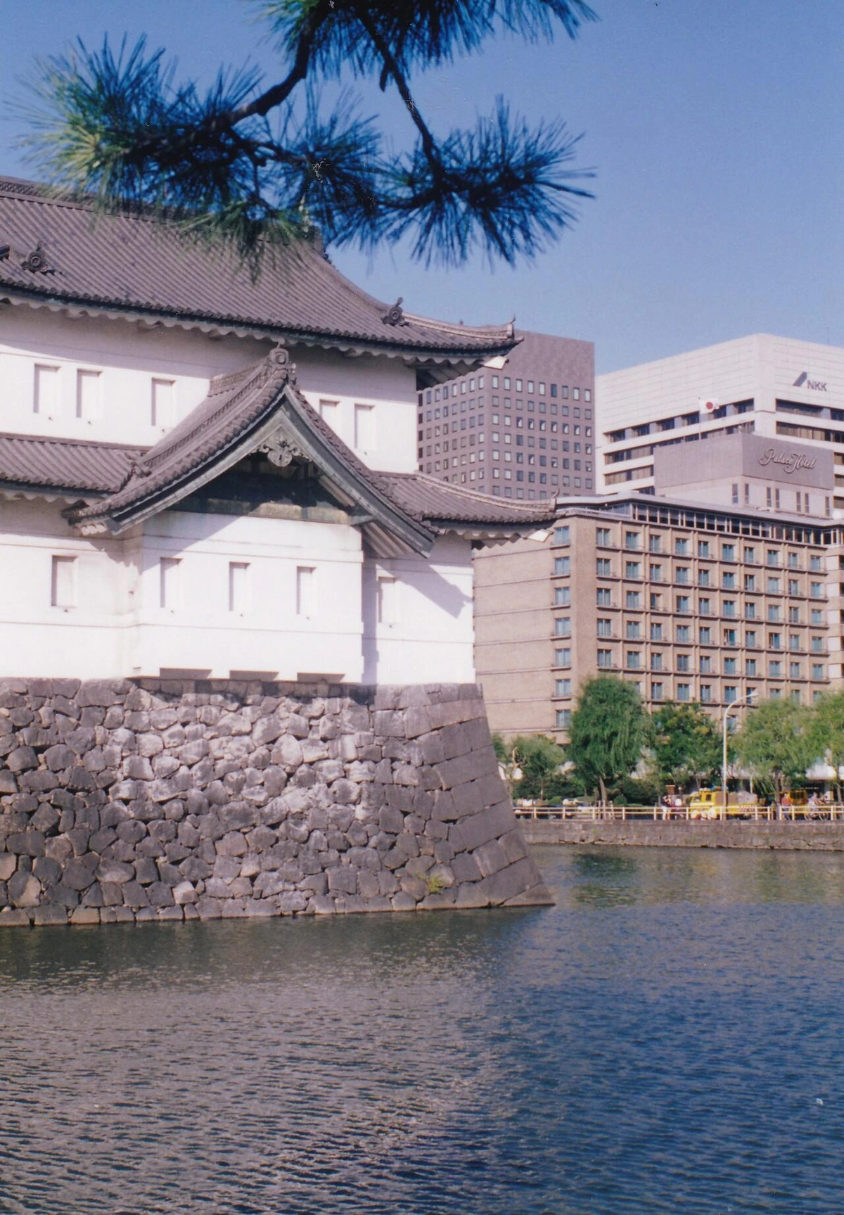 Le Palais Impérial, résidence de l'empereur du Japon à Tokyo, bâtisse sévère blanche entourée de douves.